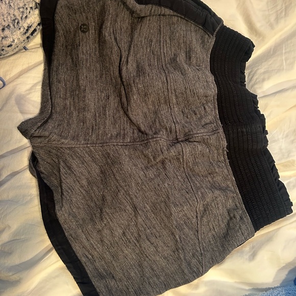 Lululemon shorts size 4 barely worn - Picture 1 of 3